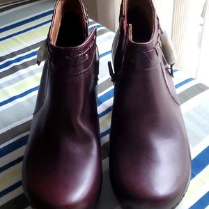 Dansko ankle bootie, chocolate brown, never worn. 1 in platform 3 in heel